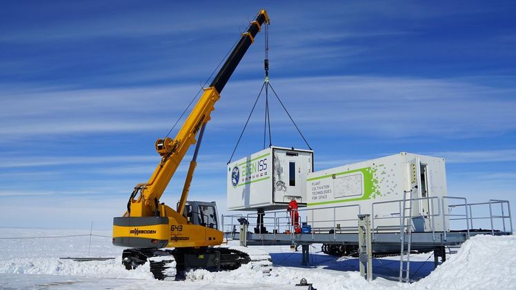 Aufstellen der Gewächshauscontainer.