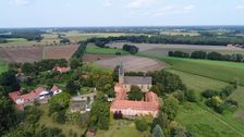 Die Kommende Lage-Rieste mit der Wallfahrtskirche St. Johannis aus der Luft. Bild: Franziskaner-Minoriten Provinz St. Elisabeth.