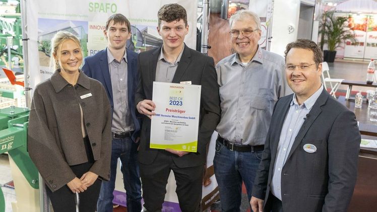 Simon Schumacher (re.), VSSE, überreicht HMF Hermeler den expo-SE-Innovationspreis für SPAFO - Maschine zum Entleeren und Befüllen von Spargelfolie mit Sand. Bild: VSSE e.V. / Jürgen Rösner.