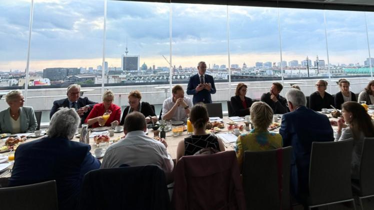 Gärtnerische Themen in der Reichstagskuppel - ZVG-Präsident Jürgen Mertz beim parlamentarischen Frühstück des ZVG. Foto: ZVG.
