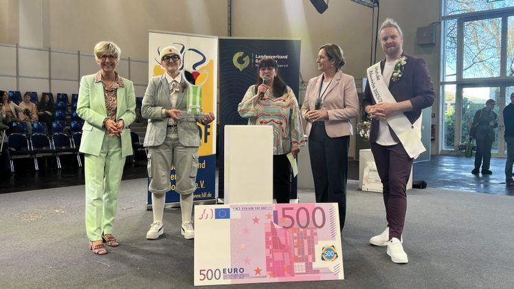 Glückliche Gewinnerin: Bärbel Grezenia (2. v. l.) vom Gartencenter Wansing räumte den IPM Messe-Cup 2026 ab. Zu den Gratulanten gehörten unter anderem Verbandspräsidentin Eva Kähler-Theuerkauf (l.) und die Deutsche Blumenfee Hannes Schrader (r.). Bild: Landesverband Gartenbau NRW e. V. 