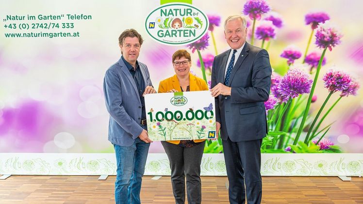 Landesrat Martin Eichtinger (re) und die Geschäftsführer von „Natur im Garten“, Matthias Wobornik und Christa Lackner feiern den 1-millionsten Quadratmeter angelegter Blühwiese in Niederösterreich. Bild: „Natur im Garten“ / J. Ehn.