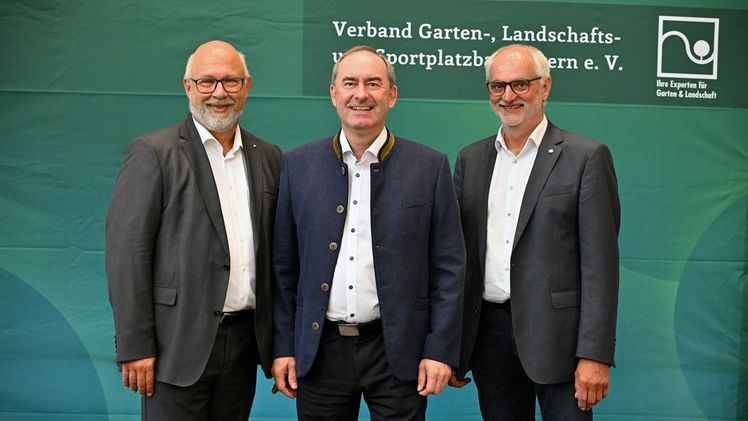 v.l.: Prof. Rudolf Klingshirn, Direktor des VGL Bayern, der bayerische Wirtschaftsminister Hubert Aiwanger und Dietmar Lindner, Präsident des VGL Bayern, auf der Mitgliederversammlung des VGL Bayern in Nürnberg. Bild: Astrid Schmidhuber, VGL Bayern.
