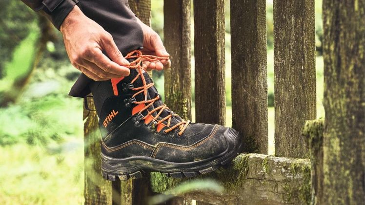 Dank Schnittschutz, Stahlkappen und eingearbeitetem Durchtrittschutz schützen die Motorsägen-Lederstiefel FUNCTION Active bei der Arbeit mit der Motorsäge. Zudem ist das robuste Schuhwerk wasserdicht und atmungsaktiv. Bild: STIHL.
