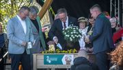 Startschuss der Landesgartenschau mit der symbolischen Pflanzung der letzten Blume durch (von links nach rechts) Stefan Nolte, Peter Escher, Mario Voigt und Christian Zwingmann. Bild: FGL.