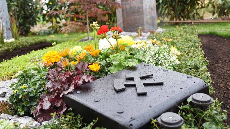 Das Grab ist für einen ehemaligen Bergmann gestaltet und enthält passende gestalterische Elemente. Bild: Nina Meise, Landesgartenschau Kamp-Lintfort 2020 GmbH.