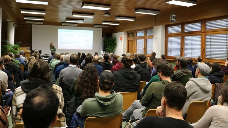 Über 90 Interessierte nahmen an der Informationsveranstaltung zu regionalem Saatgut am Versuchszentrum Laimburg in Pfatten teil. Bild: Versuchszentrum Laimburg.