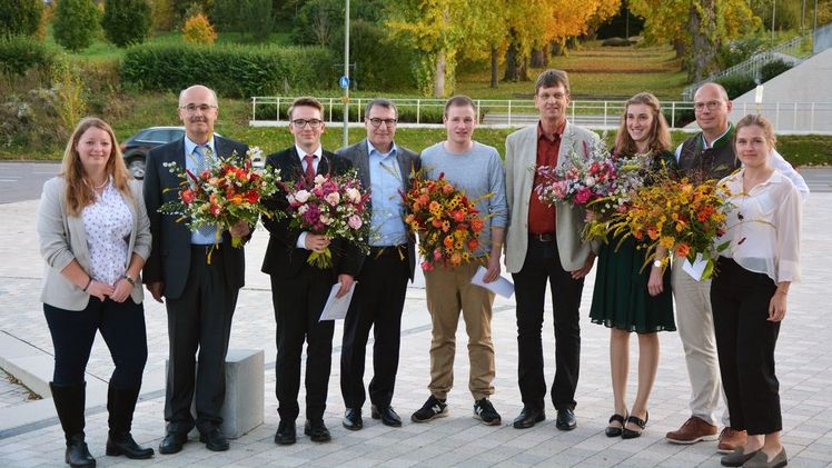Die Geehrten und ihre Laudatoren (v.l.): Alexandra Dopfer, Sprecherin des aktuellen fünften Semesters, Prof. Dr. Bernhard Hauser (Preis für gute Lehre), Jan Philipp König (soziales Engagement), Bernhard Hönig, Geschäftsführer der Dehner Gartencenter GmbH & Co. KG und Mitglied im Hochschulrat der HSWT, Laurens Huneck (SR Handel und Dienstleistungen), Prof. Dr. Bernd Hertle, Julia Bärlin (beste Absolventin), BGV-Geschäftsführer Jörg Freimuth sowie Anna-Lena Haug (SR Produktionsgartenbau). Bild: Teresa Pancritius.