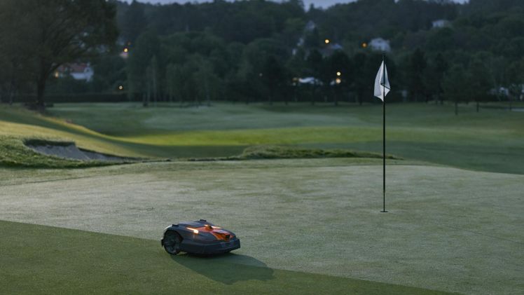 Auf der British Masters Turf & Tech Conference präsentiert Husqvarna eine neue autonome Lösung zur Tauentfernung sowie den Akku-Hovermäher GX 560i. Bild: Husqvarna Deutschland.