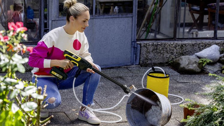 Handgehaltene Mitteldruckreiniger wie der KHB 6 eignen sich für viele Aufgaben rund ums Haus und im Garten. Ob Fahrrad, Pflanzkübel oder Mülltonne - der kräftige Wasserstrahl löst Verunreinigungen und spült sie zügig ab. Bild: Kärcher.