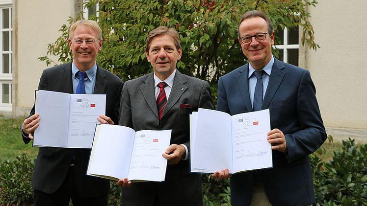 Nach der Vertrags-Unterzeichnung: DWD-Vizepräsident Paul Becker, JKI-Präsident Georg Backhaus und Thünen-Präsident Folkhard Isermeyer. Bild: JKI.