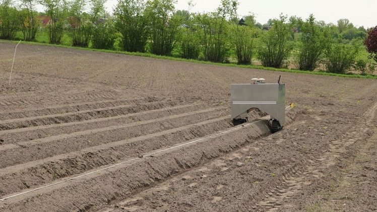 Feldroboter bei der Überfahrt über den Möhrendamm. Bild: Glaubitz. Copyright: ATB. Feldroboter bei der Überfahrt über den Möhrendamm. Bild: Glaubitz. Copyright: ATB.