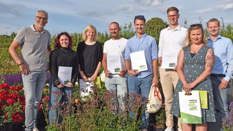Gruppenbild der Absolventinnen und Absolventen mit Ehrungen durch die Verbände. Bild: VGL Niedersachsen-Bremen e.V. / Imma Schmidt.