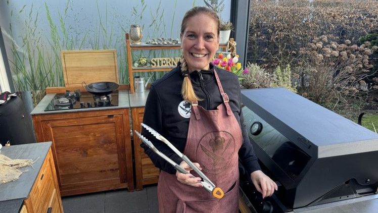 Grillfluencerin Tina Kirchhoff in ihrer Außenküche von Kingstone, Bild: BAUHAUS/Tina Kirchhoff.