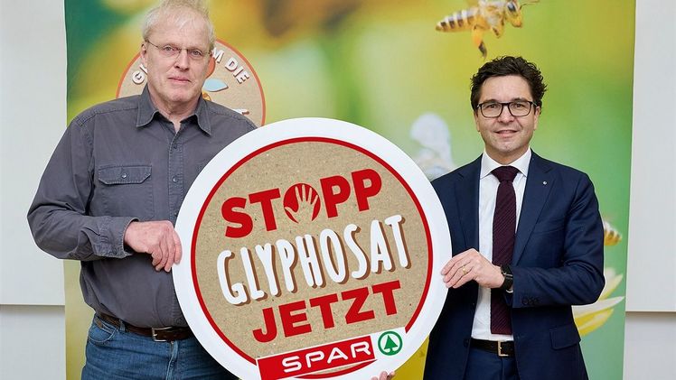 Alexander Egit (Geschäftsführer von Greenpeace in Zentral- und Osteuropa sowie Vorsitzender von Greenpeace in Europa) und SPAR-Vorstand Markus Kaser fordern generelles Glyphosatverbot. Bild: SPAR.