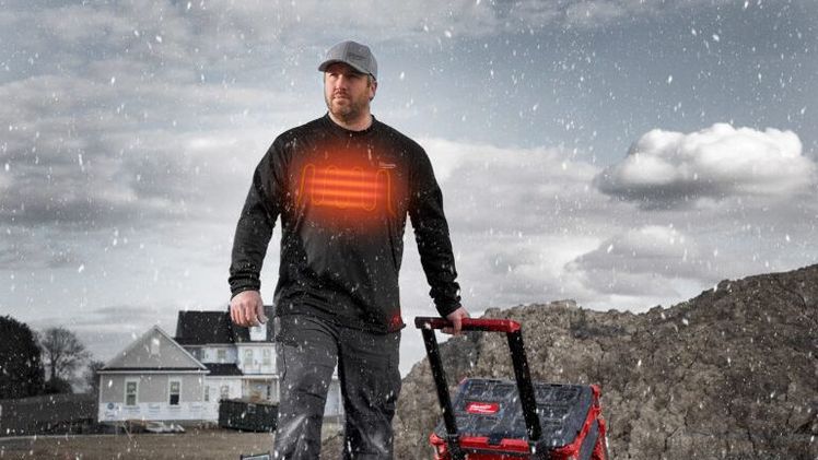 Neben Jacken und Pullovern gibt es bei Milwaukee auch beheizbare Shirts mit L4-USB-RedLithium-Akku. Bild: Milwaukee.