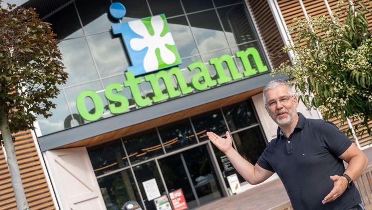 Rainer Ostmann vor seinem Gartencenter in Oldenburg. Bild: Stüber.