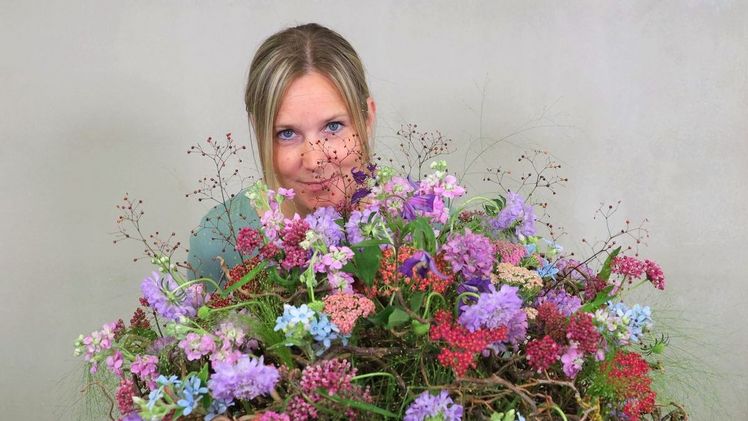 Ein Nest aus Haselnusszweigen für Sommerblumen: Der Verzicht auf Draht, Plastik und Steckmasse steht für Thea Kornherr an erster Stelle. Bild: AELF.