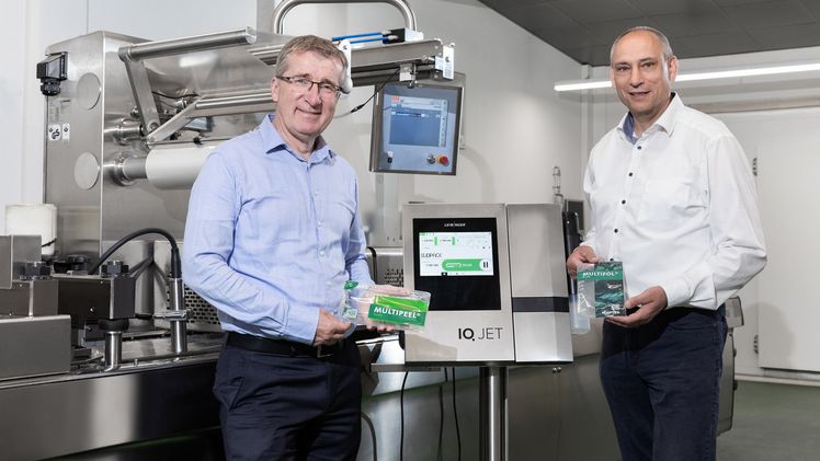 Mit speziellen LEIBINGER Tinten lassen sich die recyclebaren Lebensmittelverpackungen von SÜDPACK kennzeichnen und anschließend sterilisieren. Johann Gihr, Business Development & Innovation Management bei SÜDPACK (rechts) und Michael Wöhrmann, Director Business Development bei LEIBINGER (links) freuen sich über den gemeinsamen Projekterfolg. Bild: Paul Leibinger GmbH & Co. KG.