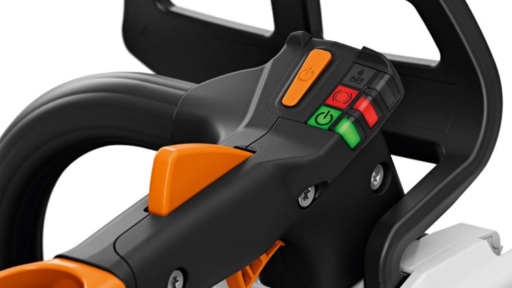 Das elektronische Bediencockpit der STIHL MSA 220 T sorgt für Sicherheit und Komfort. So informiert die 180° LED-Anzeige den Anwender über den Status der Motorsäge und der große und erhabene Entsperrtaster in der Daumenstütze ist jederzeit gut erreichbar. Bild: STIHL.