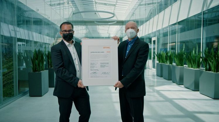 Martin Schwarz, STIHL Vorstand Produktion und Materialwirtschaft, und Marc Moser, Bereichsleiter Einkauf, zeichnen 5 Firmen als „Lieferant des Jahres 2020" aus. Bild: STIHL.