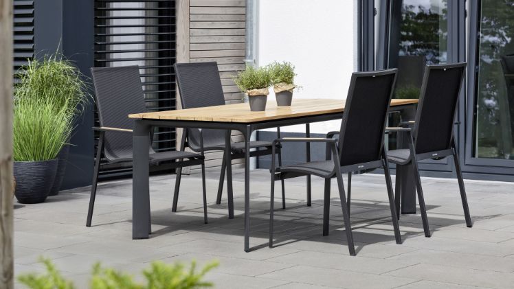 Stapelsessel in Edelstahl erhöhen die Materialkombination der vielseitigen Serie. Bild: KETTLER Home&Garden.