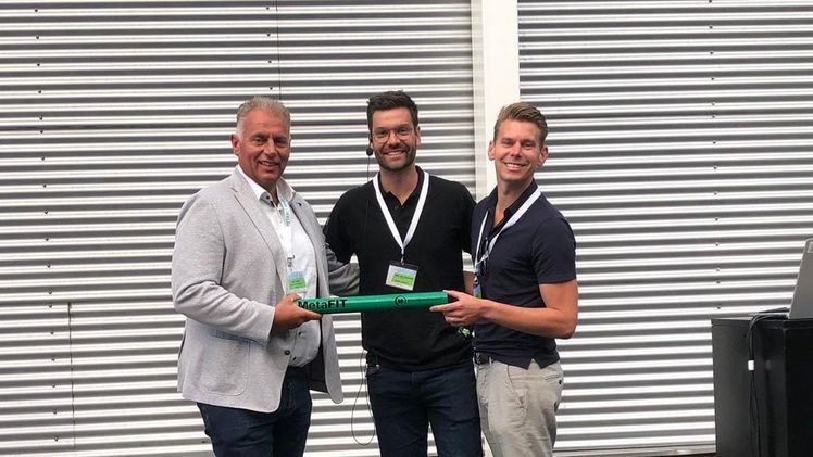 Metazet Formflex übergibt allerersten MetaFIT an Edo und Timo Raus von DGH Technologies B.V.. Bild: Metazet Formflex.