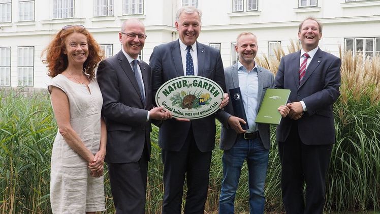 Lehrgangsleiterin Christine Rottenbacher, Rektor Donau-Universität Krems Friedrich Faulhammer, Landesrat Martin Eichtinger, Absolvent Stefan Strobelberger und Dekan Christian Hanus. Bild: "Natur im Garten".