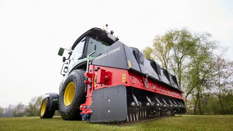 Der Terra Core 8 ist die branchenweit neueste Pflegemaschine für die oberen zehn Zentimeter der Grasnarbe. Bild: Wiedenmann / Jannik Hammes. 