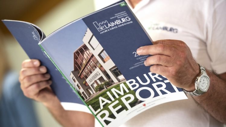 Der neue Laimburg Report beinhaltet wissenschaftliche Berichte aus den vergangenen beiden Jahren sowie Einblicke in die Arbeit, Aufgaben, Mission und Geschichte des Versuchszentrums Laimburg. Bild: © Laimburg Research Centre/Ivo Corrà.