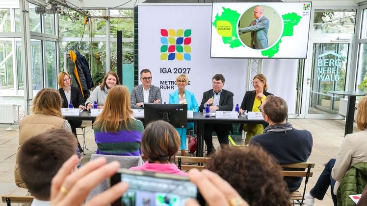 Von links nach rechts: Annika Ayla Wagner, IGA Metropole Ruhr 2027, Projektmanagerin Ausstellungskonzeption der Dorle Bubelweit, IGA Metropole Ruhr 2027, Abteilungsleitung Planen/Bau/Betrieb und Kunst/Kultur/Veranstaltungen der IGA 2027, Dr. Achim Schloemer, Geschäftsführer der Deutschen Bundesgartenschau-Gesellschaft mbH (DBG) und stellvertretender Aufsichtsratsvorsitzender der IGA 2027,  Eva Kähler-Theuerkauf, Präsidentin des Landesverbandes Gartenbau Nordrhein-Westfalen e.V. und Mitglied im Aufsichtsrat der IGA Metropole Ruhr 2027, Horst Fischer, Geschäftsführer der IGA Metropole Ruhr 2027 gGmbH und Nina Frense, Geschäftsführerin der IGA Metropole Ruhr 2027 gGmbH. Foto: IGA 2027/Rupert Oberhäuser.