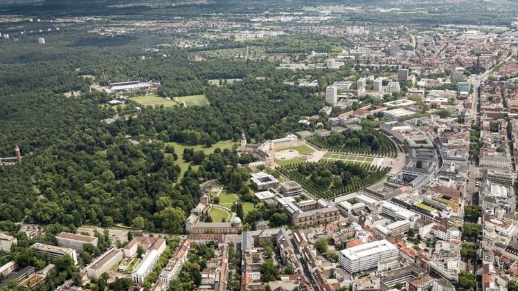Die Stadt Karlsruhe mit Stadtwald im bebauten und straßennahen Bereich wie Friedhöfen, Parks, Gärten oder Höfen sowie periurbanem Wald im stadtnahen Naturraum. Bild: Markus Breig, KIT.
