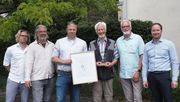 Der Baumsachverständige Dietrich Kusche (3. v. re.) erhielt den Qplus Award der QBB für sein jahrzehntelanges Engagement in der Qualitätsentwicklung der Baumpflege. Den Preis überreichten (v. li. n. re.) Martin Draeger, der QBB-Vorsitzende Christian Draeger, QBB-Schatzmeister Simon Klapper, Hans Rhiem, Ehrenmitglied der QBB, und der 2. QBB-Vorsitzende Martin Hüfner. Foto: QBB.