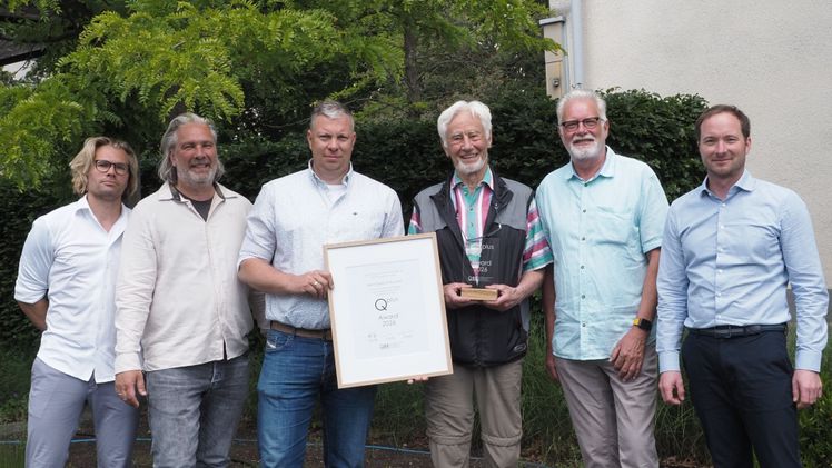 Der Baumsachverständige Dietrich Kusche (3. v. li.) erhielt den Qplus Award der QBB für sein jahrzehntelanges Engagement in der Qualitätsentwicklung der Baumpflege. Den Preis überreichten (v. li. n. re.) Martin Draeger, der QBB-Vorsitzende Christian Draeger, QBB-Schatzmeister Simon Klapper, Hans Rhiem, Ehrenmitglied der QBB, und der 2. QBB-Vorsitzende Martin Hüfner. Foto: QBB.