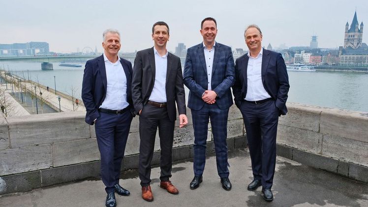 Nicht nur der Rhein verbindet die RWZ und Triferto, weshalb RWZ-Vorstandsvorsitzender Christoph Kempkes (r.) und Dr. Christoph Leufen (RWZ-Bereichsleiter Pflanzliche Produktion, 2. v. l.) mit Kai Kikkers (CEO Triferto, 2. v. r.) und Jeroen Rossy (CEO Brokking, l.) kooperieren. Bild: RWZ.