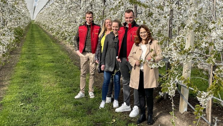 Simone de la Motte, Kathrin Poetschki (beide Agrobusiness Niederrhein e.V.) und Wulla Malliardou (Wirtschaftsförderung Nettetal) (rechts) beim Betriebsrundgang bei Robin (ganz links) und Kevin Bonnacker. Bild: Agrobusiness Niederrhein.
