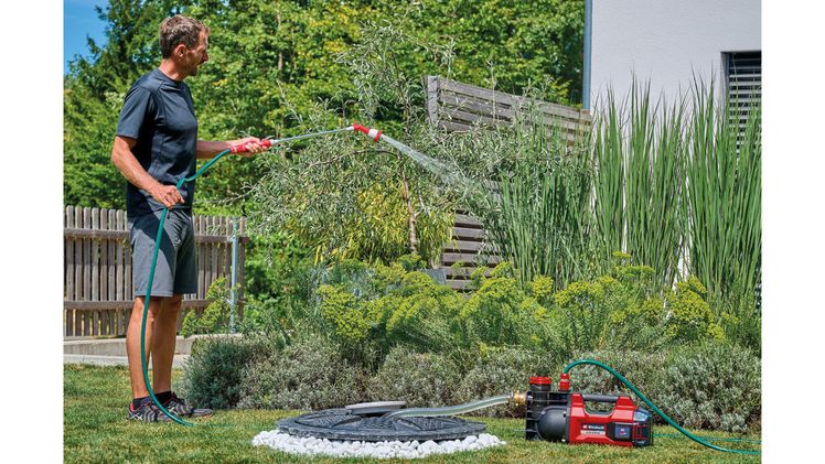Die Einhell Akku-Gartenpumpe AQUINNA 36/34 bietet maximale Flexibilität und kombiniert die Kraft von zwei 18 Volt Akkus für maximale Leistung. Bild: Einhell.