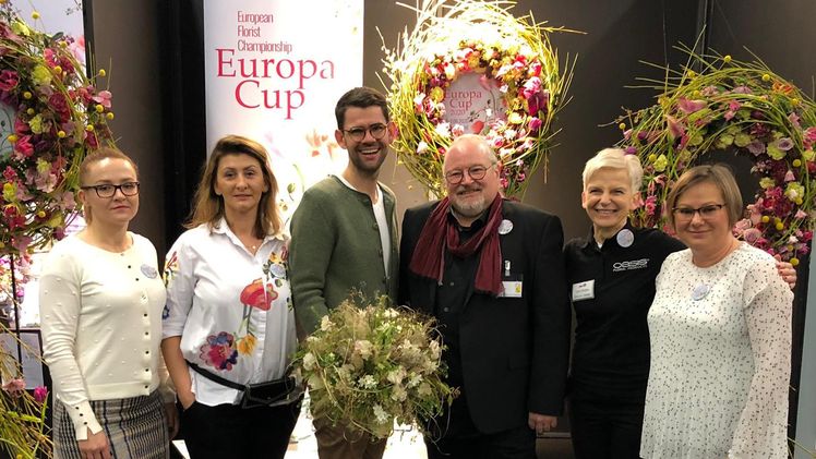 Freuen sich auf einen erfolgreichen Cup: Michael Liebrich, FDF-Vize Heinrich Göllner und die Kollegen vom polnischen Floristen-Verband in der FDF-World auf der IPM. Bild: FDF.