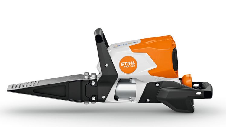 Der STIHL FKA 160 ist der erste ferngesteuerte Akku-Fällkeil im STIHL Portfolio. Beim Fällen mittelgroßer Bäume schont er nicht nur die Kräfte von Profis im Forst und in der Baumpflege, sondern er erhöht dank der Bedienung aus der Distanz vor allem ihre Sicherheit in der letzten Phase der der Fällung. Bild: STIHL.