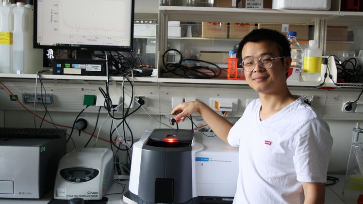 Doktorand Chengwei Yi von der Arbeitsgruppe Photobiochemie der Universität Bayreuth ist Erstautor der Studie. Bild: UBT/Andreas Möglich.
