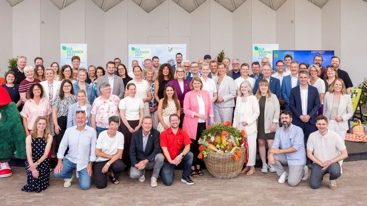 An über 50 Orten im ganzen Ruhrgebiet soll am 20. Juni 2027 das IGA 2027 Picknick stattfinden. Ein Jahr vorher trafen sich Vertreter der vielen  beteiligten Kommunen im Gruga-Park. Bild: © IGA 2027/Sascha Kreklau.