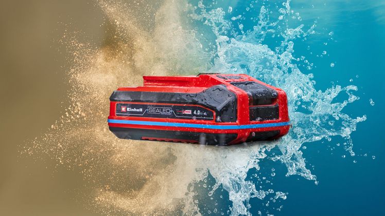 Einhell präsentiert einen neuen Akku, der gemäß IP57 strahlwasser- und staubgeschützt ist und sogar temporäres Untertauchen in Wasser ermöglicht. Bild: Einhell.