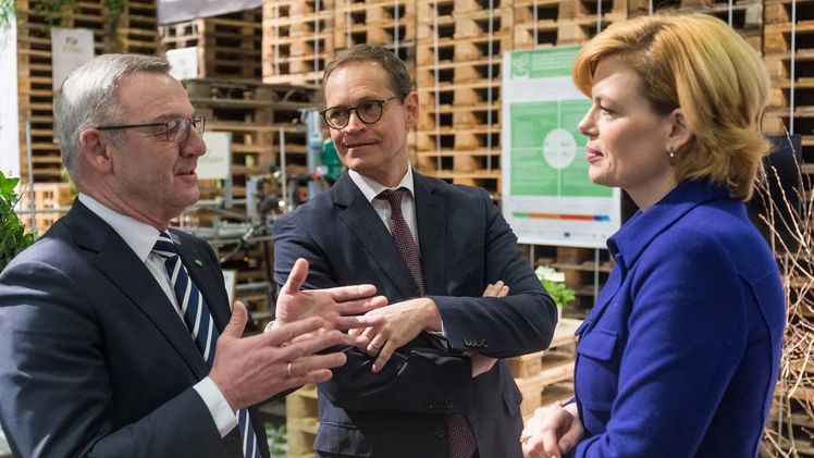 Im Rahmen des traditionellen Ministerrundgangs sprach ZVG-Präsident Jürgen Mertz (li.) mit Bundeslandwirtschaftsministerin Julia Klöckner (re.) und Berlins Regierendem Bürgermeister Michael Müller (Mitte) über aktuelle Themen der Branche. Bild: ZVG/Rafalzyk.
