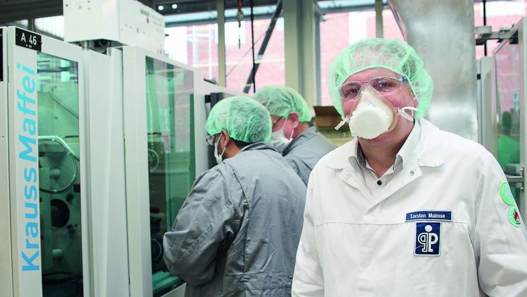 Er gab den Anstoß für die Entwicklung der Maske bei Pöppelmann: Torsten Mairose von Pöppelmann FAMAC®hier mit einer der ersten Mund-Nasen-Bedeckungen nach Start der Serienproduktion. Bild: Pöppelmann.