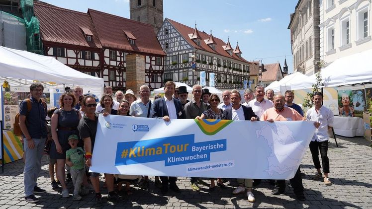 Der bayerische Umweltminister Thorsten Glauber mit Vertreterinnen und Vertretern der Bayerischen Klima-Allianz bei der Eröffnung der Klimatour in Forchheim. Bild: StMUV. 