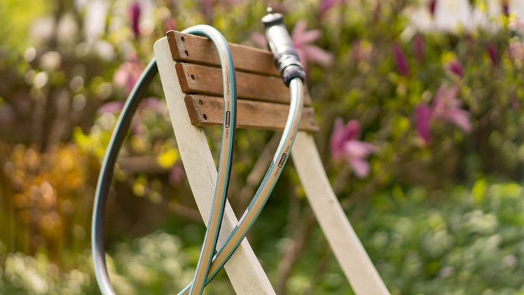 Der neue GARDENA EcoLine Schlauch ist aus mindestens 65 Prozent recyceltem Material hergestellt. Das typische GARDENA Power Grip-Profil sorgt für den optimalen Halt und eine sichere Verbindung von Schlauch und GARDENA Systemteilen sowie Anschlussgeräten. Bild: GARDENA.
