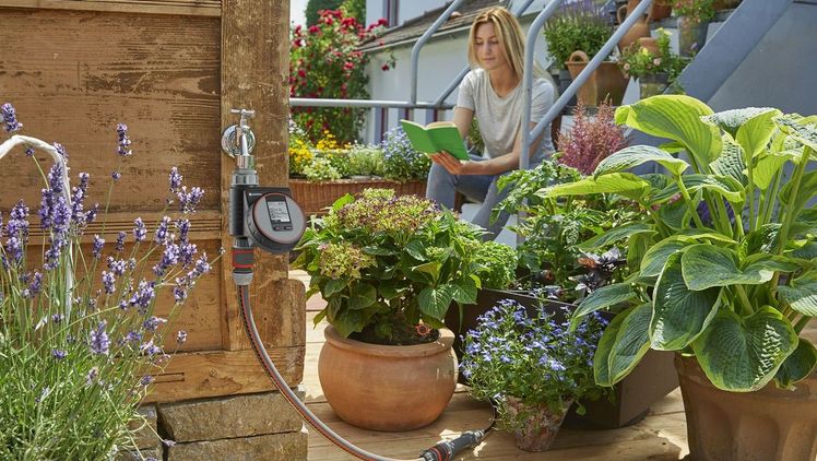 Mit der neuen GARDENA Bewässerungssteuerung Flex lässt sich die automatische Bewässerung auf dem Balkon und der Terrasse präzise planen. Ideal ist sie in Verbindung mit einer Tropfbewässerung für Pflanztröge und -töpfe – für eine bedarfsgerechte und sparsame Pflanzenbewässerung. Bild: Gardena.