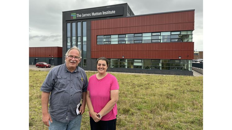 Die Johannisbeerzüchterin Amanda Moura und Markus Kobelt vor dem neuen Hauptgebäude des James Hutton Institute. Bild: Lubera.