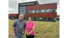 Die Johannisbeerzüchterin Amanda Moura und Markus Kobelt vor dem neuen Hauptgebäude des James Hutton Institute. Bild: Lubera.