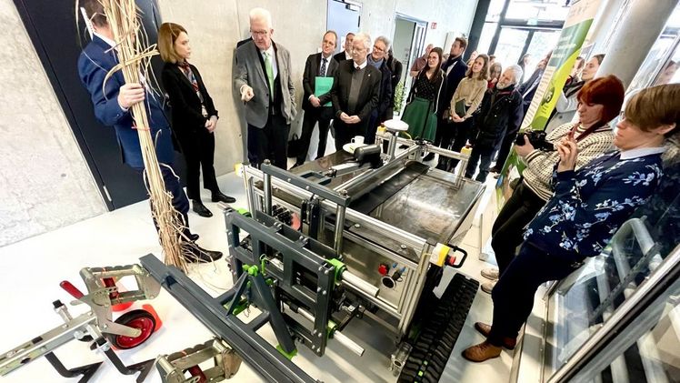 Ministerpräsident Kretschmann und Wissenschaftsministerin Olschowski begutachten Agrar-Roboter Phoenix. © Uni Hohenheim/Schmid.